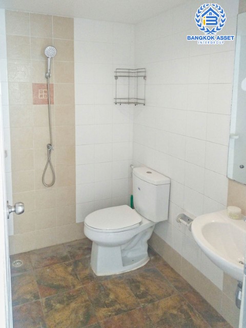 ทาวน์เฮ้าส์มือสองกรุงเทพมหานคร โครงการ เดอะคอนเนค3 ดอนเมือง #หลังมุม บนเนื้อที่กว้างขวางถึง 27 ตร.ว. ฟังก์ชัน 3 ห้องนอน 2 ห้องน้ำ 1 ที่จอดรถ รีโนเวทใหม่ พร้อมอยู่ ทำเลใกล้สนามบินดอนเมือง, รถไฟฟ้าสายสีแดง "สถานีดอนเมือง" และทางด่วน...